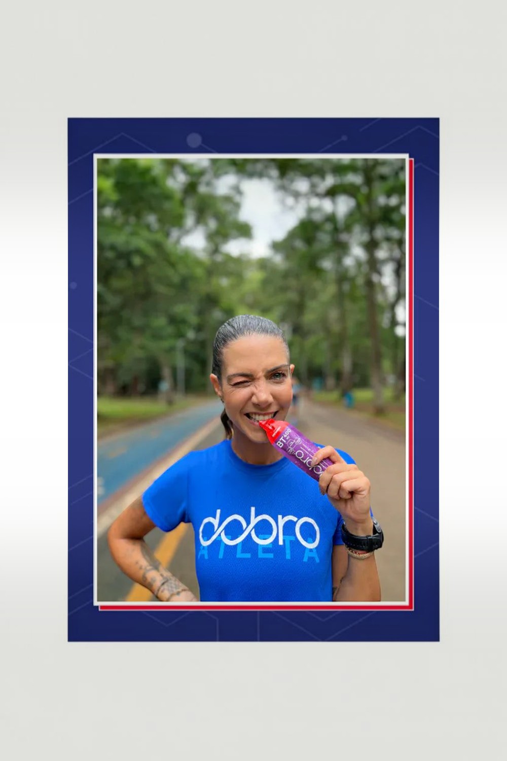 Atleta SPORTBR consumindo sachê de gel de carboidrato DOBRO sabor Redberry durante treino de corrida ao ar livre