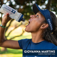 Mulher bebendo energético em pó sabor limão da SPORTBR, com embalagem Z2 e texto "Always Chasing".