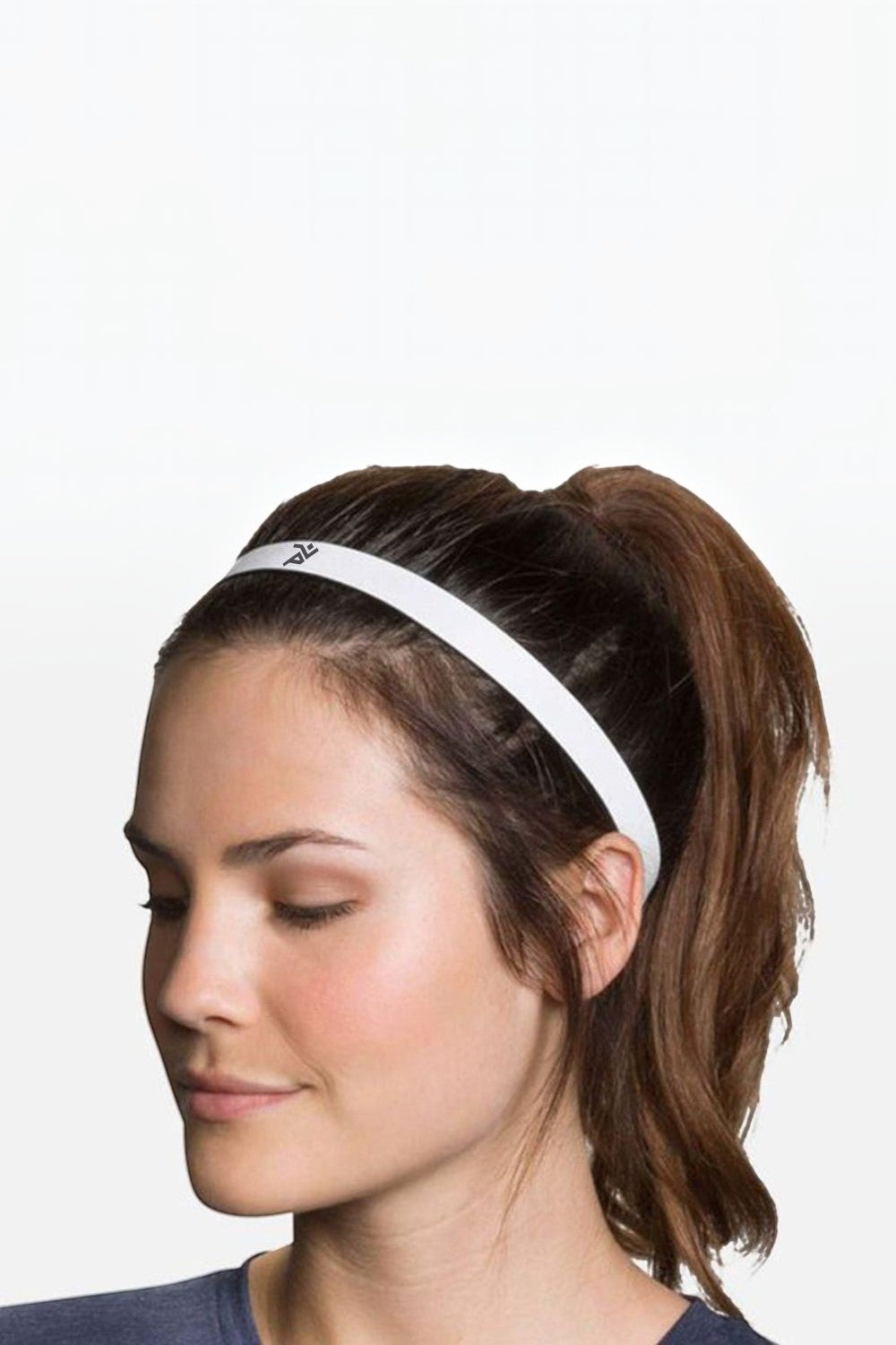 Mulher usando faixa de cabelo esportiva branca fina da SPORTBR com silicone antiderrapante para treinos e corrida