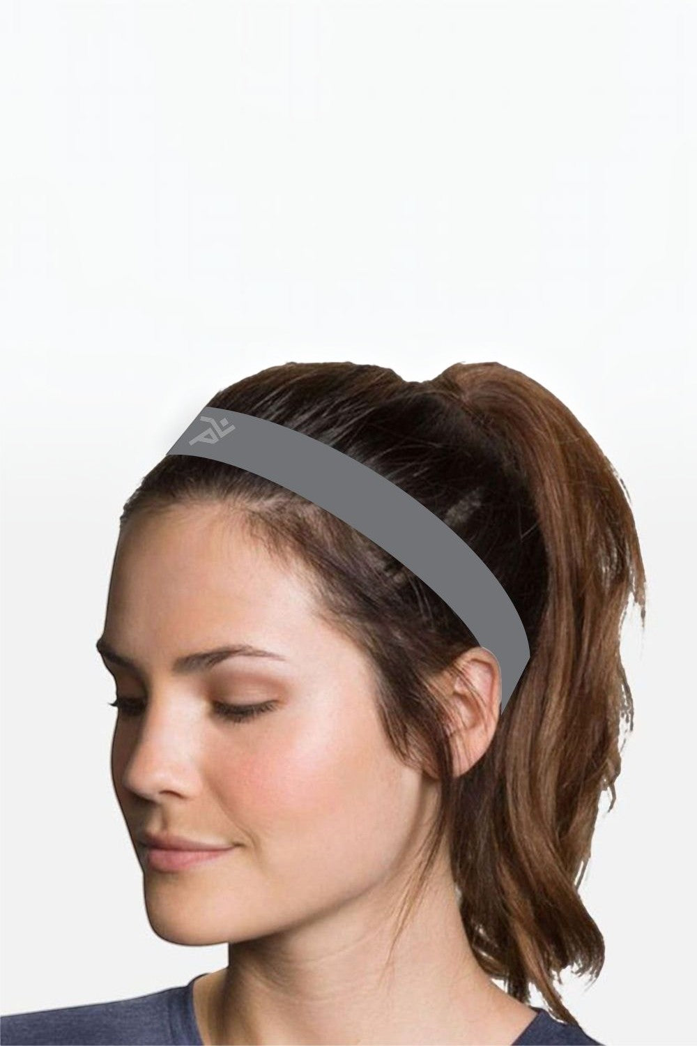 Modelo usando faixa de cabelo esportiva preta SPORTBR com grip duplo, ideal para treinos e atividades físicas.