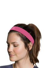 Modelo usando faixa de cabelo esportiva rosa da SPORTBR com grip duplo interno e tecido dry fit para treinos