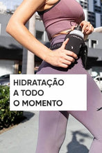 Atleta usando cinto de corrida SPORTBR com garrafa Fitletic de 240ml em suporte de neoprene preto para hidratação rápida.