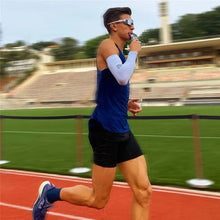 SPORTBR atleta correndo em pista com gel de hidratação com cafeína