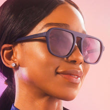 Óculos de sol SPORTBR Goodr Deja Vu Daydream azuis com lentes roxas polarizadas, formato retro G, ideais para corrida.