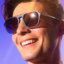 Óculos de sol SPORTBR Goodr Deja Vu Daydream azuis escuros com lentes roxas polarizadas, ideais para corrida.