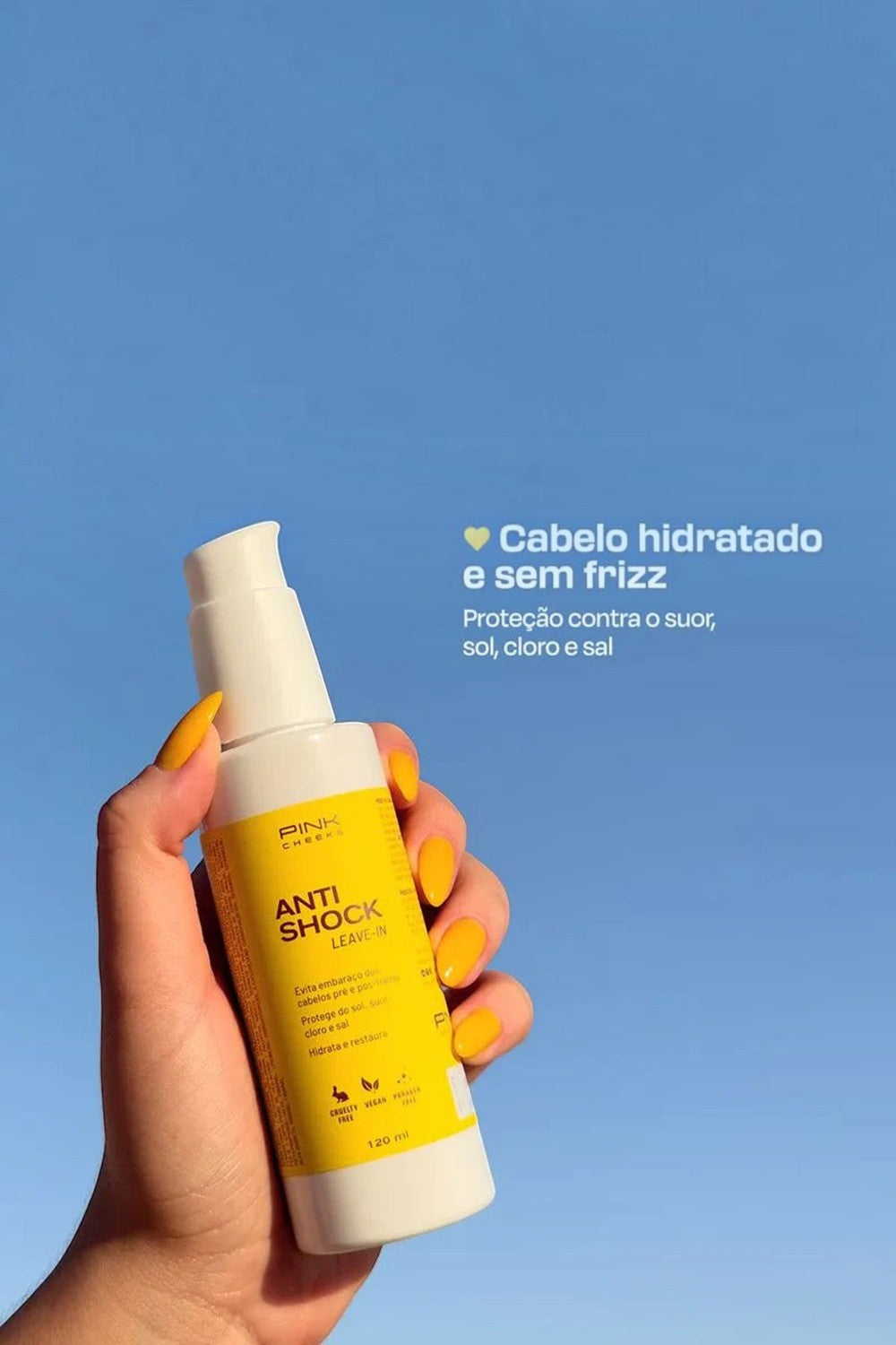 Mão segurando frasco de leave-in SPORTBR Pink Cheeks Anti Shock com proteção solar contra sol, suor, cloro e sal.