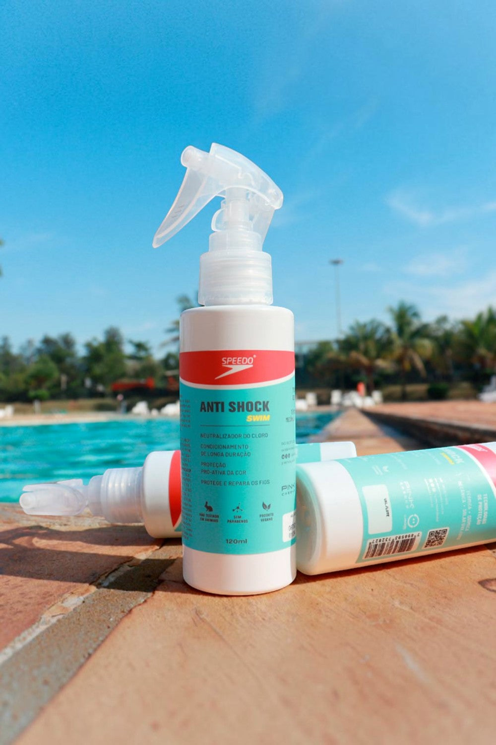 Leave-in spray SPORTBR Anti Shock Swim para proteção capilar contra cloro, sal e sol, em embalagem branca de 120ml.