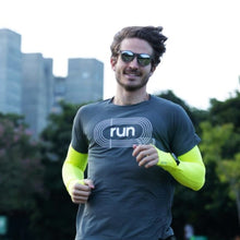 SPORTBR manguito esportivo amarelo neon com abertura para relógio e encaixe para dedo, usado por homem correndo.