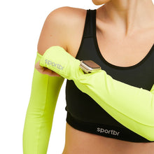 Manguito esportivo SPORTBR amarelo neon com abertura para relógio e logo refletivo.