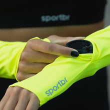Manguito esportivo SPORTBR amarelo neon com abertura para relógio e logo refletivo.