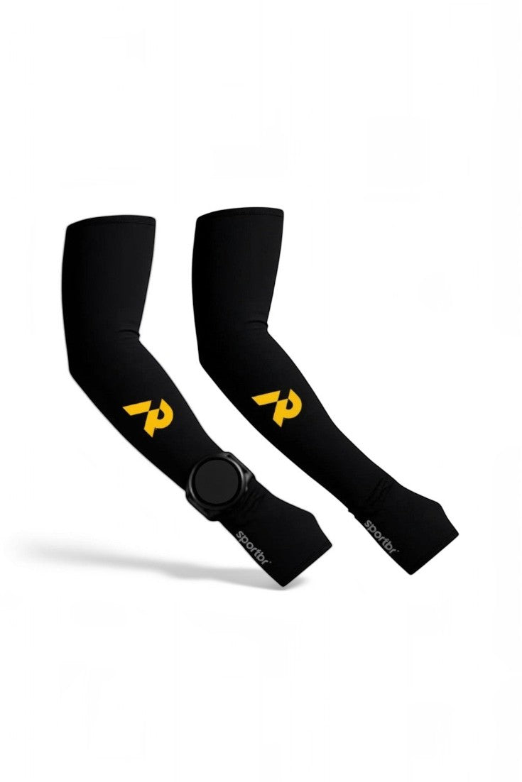Manguito esportivo SPORTBR preto com logo amarelo e abertura para relógio, ideal para corrida e ciclismo.