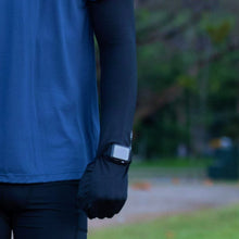 Manguito esportivo térmico preto da SPORTBR com luva integrada e abertura para relógio, ideal para corrida.