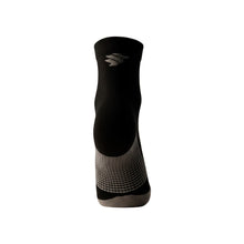 Meia Steigen cano baixo preta com detalhes em cinza, ideal para corrida e esportes.