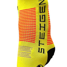 Meia cano baixo amarela neon da Steigen com detalhes em laranja e preto, ideal para corrida.