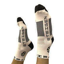 Meia Steigen cano baixo branca com detalhes em preto, ideal para corrida e esportes.