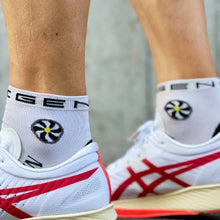 Meia Steigen cano baixo branca com logo e estampa de ventilador, ideal para corrida.