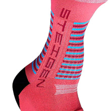 Meia Steigen cano baixo coral com detalhes listrados em azul e vermelho, feita de nylon e lycra.