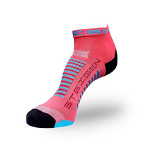 Meia Steigen cano baixo coral com detalhes em azul e preto, feita de nylon e lycra, ideal para corrida.