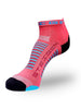 Meia Steigen cano baixo coral com detalhes em azul e preto, feita de nylon e lycra, ideal para corrida.