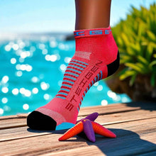 Meia Steigen cano baixo coral com listras azuis, feita de nylon e lycra, ideal para corrida.