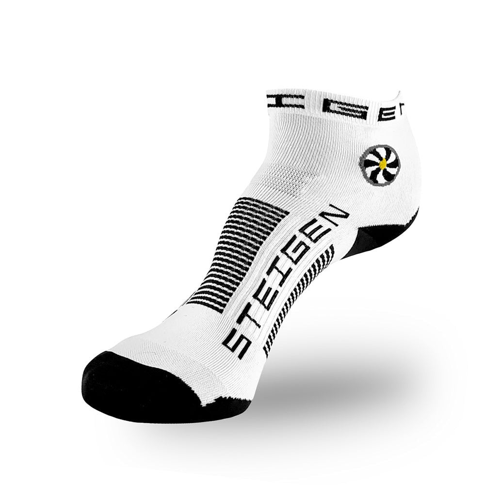 Meia Steigen cano baixo branca com detalhes pretos, logo da marca e design para corrida.