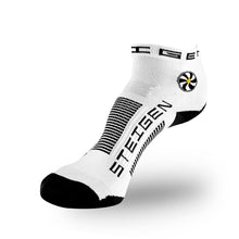 Meia Steigen cano baixo branca com detalhes pretos, logo da marca e design para corrida.