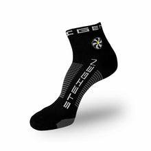 Meia Steigen cano baixo preta com logo e detalhes em cinza. Feita de nylon e lycra.