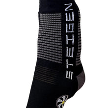 Meia cano baixo preta Steigen com logo branco e detalhes em cinza, feita de nylon e lycra para corrida.