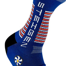 Meia Steigen cano baixo azul royal com listras brancas e laranjas e logo da marca.