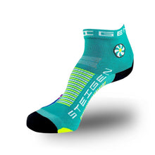 Meia Steigen cano baixo Seaside Blue com logo e listras em verde neon e amarelo. Tecido de nylon e lycra.