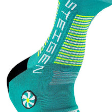 Meia cano baixo Steigen Seaside Blue com logo e listras em amarelo e branco, feita de nylon e lycra.