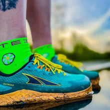 Meia cano baixo SPORTBR Steigen Fluro Green com cadarços amarelos e tênis de corrida verde-água.