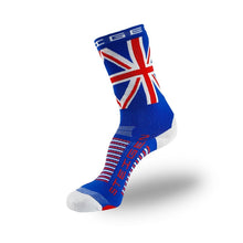 Meia cano alto SPORTBR com estampa da bandeira do Reino Unido em azul, branco e vermelho. Tecido tecnológico.