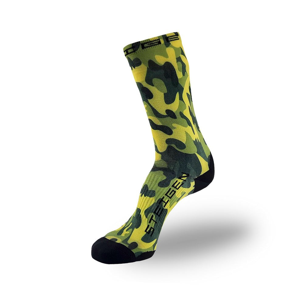 Meia cano alto SPORTBR com estampa camuflada verde e amarela, feita de nylon e lycra, com amortecimento e suporte no arco.