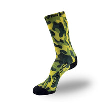 Meia cano alto SPORTBR com estampa camuflada verde e amarela, feita de nylon e lycra, com amortecimento e suporte no arco.