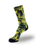 Meia cano alto SPORTBR com estampa camuflada verde e amarela, feita de nylon e lycra, com amortecimento e suporte no arco.