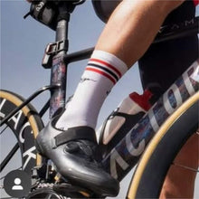 Meia cano alto branca com listras vermelhas e pretas, da SPORTBR, com tecnologia anti-bolhas para corrida.