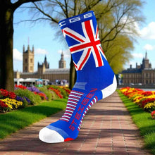 Meia cano alto Steigen London azul com estampa da Union Jack, ideal para corrida e esportes.