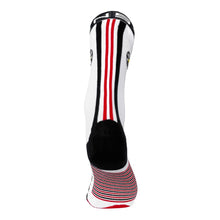 Meia cano alto SPORTBR Race Stripe White com listras verticais pretas e vermelhas e detalhes em preto.