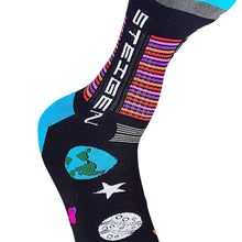 Meia cano alto preta da SPORTBR com estampa do sistema solar, planetas e estrelas. Logo Steigen em destaque.