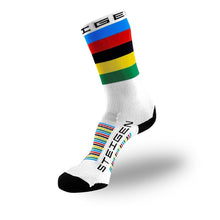 Meia cano alto SPORTBR Steigen World Champs branca com listras coloridas no cano e no peito do pé, feita de nylon e lycra.