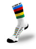 Meia cano alto SPORTBR Steigen World Champs branca com listras coloridas no cano e no peito do pé, feita de nylon e lycra.