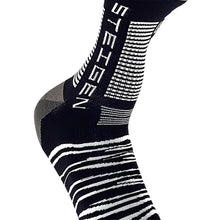 Meia cano alto SPORTBR Zebra em preto e branco, com logo Steigen e detalhes listrados. Feita em poliamida e elastano.