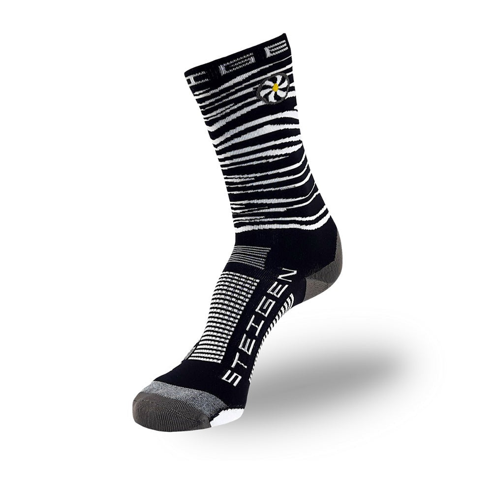 Meia Steigen cano alto preta com listras brancas e estampa de zebra. Ideal para corrida.