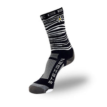 Meia Steigen cano alto preta com listras brancas e estampa de zebra. Ideal para corrida.