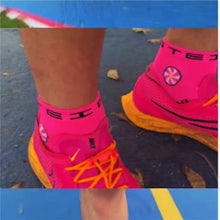Meia cano baixo rosa flúor da SPORTBR com detalhes em preto e estampa de flor. Ideal para corrida.