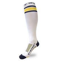Meia cano inteiro branca da SPORTBR com listras amarelas e azuis no topo e detalhes da marca.