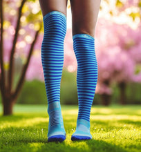 Meia cano inteiro listrada azul e azul claro da SPORTBR, com tecnologia anti-bolhas e tecido respirável.