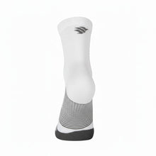 Meia cano médio branca SPORTBR com detalhes em cinza, ideal para esportes e corrida, feita de nylon e lycra.