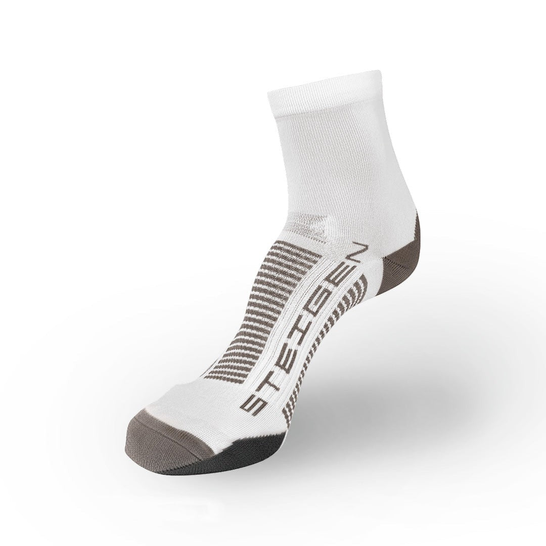 Meia cano médio branca SPORTBR em nylon e lycra com amortecimento, suporte plantar e malha respirável.